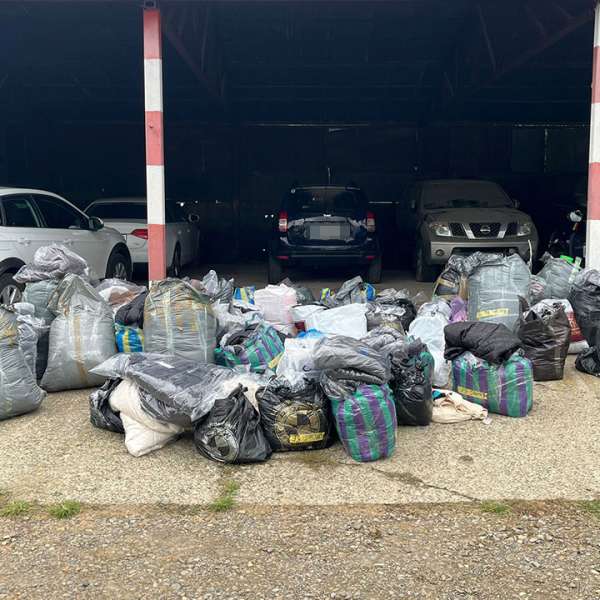 Polițiștii de frontieră au descoperit o autoutilitară plină cu haine fără acte