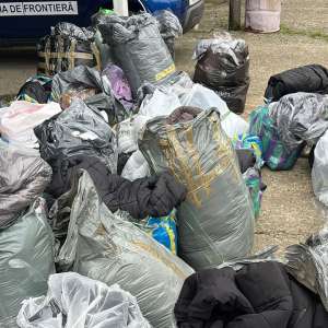 Polițiștii de frontieră au descoperit o autoutilitară plină cu haine fără acte