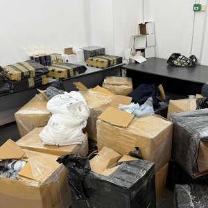 Produse susceptibile a fi contrafăcute, în valoare de peste 130.000 de lei, descoperite de polițiștii de frontieră giurgiuveni într-un autocar