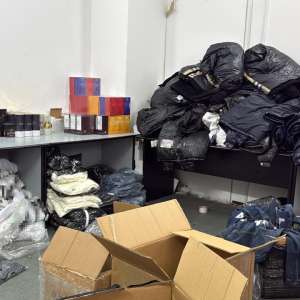 Produse susceptibile a fi contrafăcute, în valoare de peste 130.000 de lei, descoperite de polițiștii de frontieră giurgiuveni într-un autocar