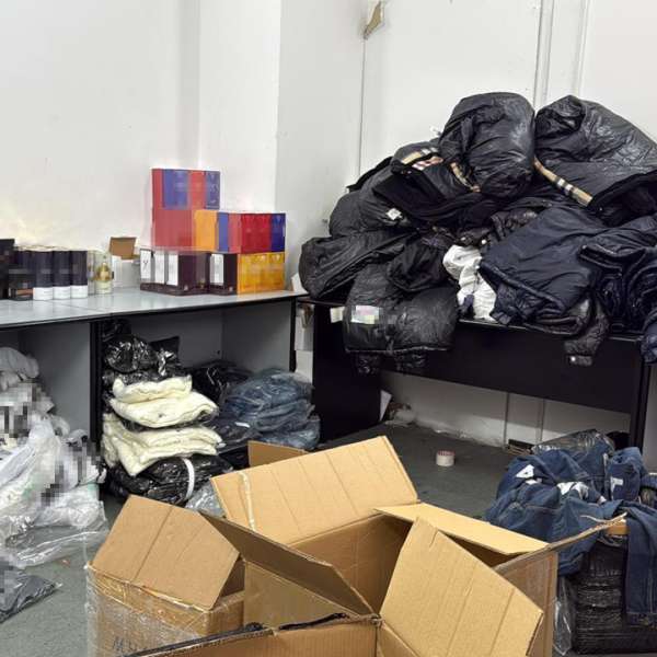 Produse susceptibile a fi contrafăcute, în valoare de peste 130.000 de lei, descoperite de polițiștii de frontieră giurgiuveni într-un autocar