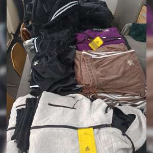 Produse de îmbrăcăminte, încălțăminte și ceasuri susceptibile a fi contrafăcute, descoperite la frontiera interna, într-un microbuz