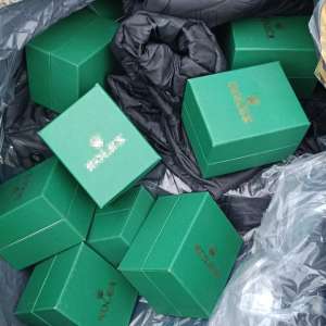 Produse de îmbrăcăminte, încălțăminte și ceasuri susceptibile a fi contrafăcute, descoperite la frontiera interna, într-un microbuz