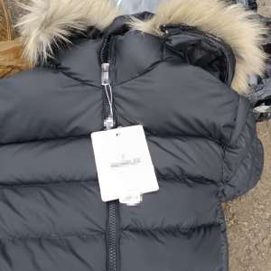 Produse de îmbrăcăminte, încălțăminte și ceasuri susceptibile a fi contrafăcute, descoperite la frontiera interna, într-un microbuz