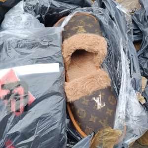 Produse de îmbrăcăminte, încălțăminte și ceasuri susceptibile a fi contrafăcute, descoperite la frontiera interna, într-un microbuz