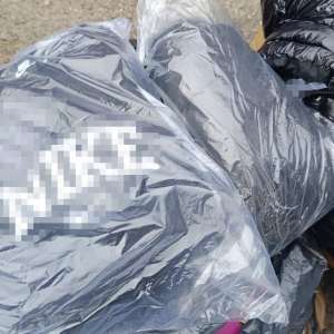 Produse de îmbrăcăminte, încălțăminte și ceasuri susceptibile a fi contrafăcute, descoperite la frontiera interna, într-un microbuz