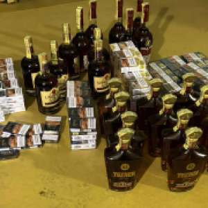 Țigări și alcool fără acte, confiscate de polițiștii de frontieră