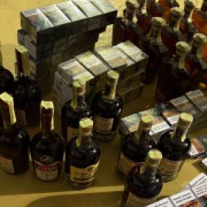 Țigări și alcool fără acte, confiscate de polițiștii de frontieră