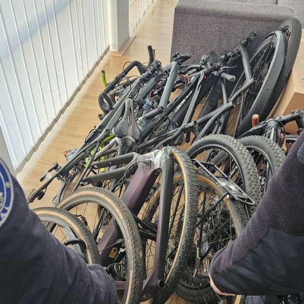Opt biciclete furate din Germania, descoperite în PTF Vicovu de Sus