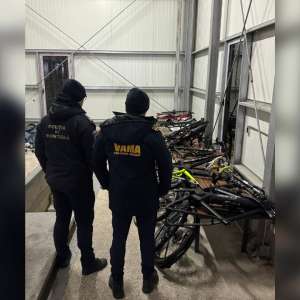 Opt biciclete furate din Germania, descoperite în PTF Vicovu de Sus