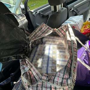 16.000 de țigarete descoperite într-un autoturism oprit în trafic de către poliţiştii de frontieră