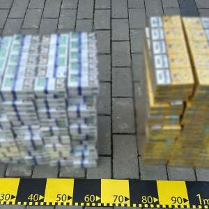 16.000 de țigarete descoperite într-un autoturism oprit în trafic de către poliţiştii de frontieră