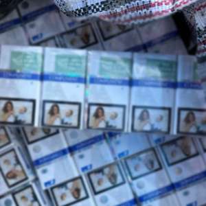 16.000 de țigarete descoperite într-un autoturism oprit în trafic de către poliţiştii de frontieră