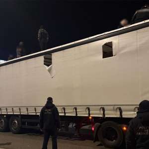 38 de migranti descoperiti de polițiștii de frontieră ascunți într-un TIR încărcat cu plăci din PAL