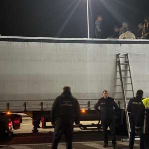38 de migranti descoperiti de polițiștii de frontieră ascunți într-un TIR încărcat cu plăci din PAL