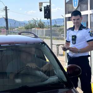 Permis de conducere fals, descoperit în PTF Vicovu de Sus