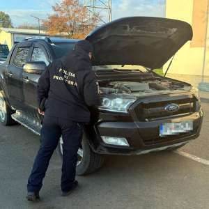 Autoturism în valoare de 75.000 de lei, oprit la ieșirea din țară