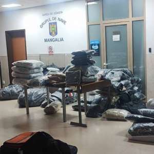 Sute de articole vestimentare susceptibile a fi contrafăcute, în valoare de aproximativ 300.000 de lei, confiscate de poliţiştii de frontieră la Mangalia