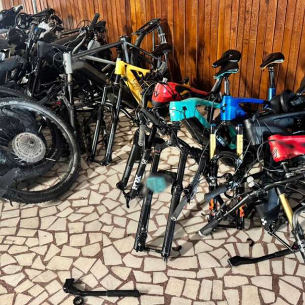20 de biciclete și o trotinetă electrică fără acte de proveniență, estimate la aproximativ 475.000 de lei, descoperite de polițiștii de frontieră arădeni