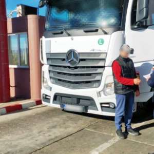 Autocamion fără drept de circulație pe teritoriul României, depistat la Stânca