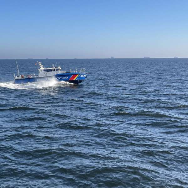 Peste 800 de metri de plase recuperate din Marea Neagră și trei sturioni eliberați în mediul natural de către polițiștii de frontieră tulceni