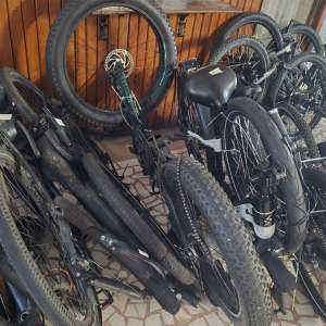 Biciclete și trotinete electrice declarate furate, în valoare de peste 200.000 de lei, descoperite de polițiștii de frontieră la Nădlac și Siret