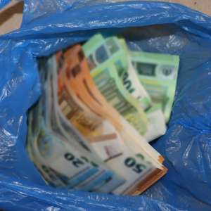 Percheziții domiciliare la Poienile de sub Munte în urma cărora doi frați au fost reținuți pentru trafic de migranţi