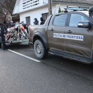 Percheziții domiciliare la Poienile de sub Munte în urma cărora doi frați au fost reținuți pentru trafic de migranţi