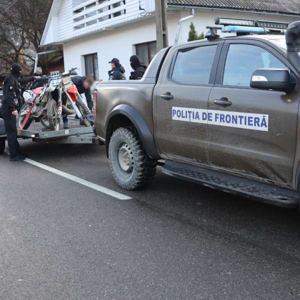 Percheziții domiciliare la Poienile de sub Munte în urma cărora doi frați au fost reținuți pentru trafic de migranţi