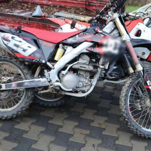 Percheziții domiciliare la Poienile de sub Munte în urma cărora doi frați au fost reținuți pentru trafic de migranţi