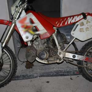 Percheziții domiciliare la Poienile de sub Munte în urma cărora doi frați au fost reținuți pentru trafic de migranţi