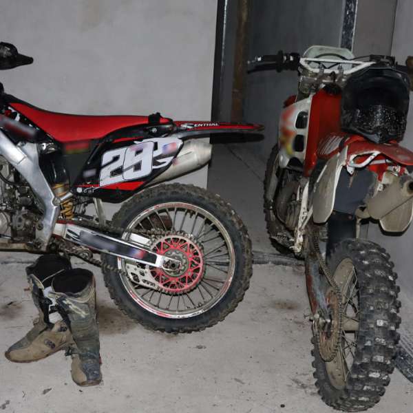 Percheziții domiciliare la Poienile de sub Munte în urma cărora doi frați au fost reținuți pentru trafic de migranţi