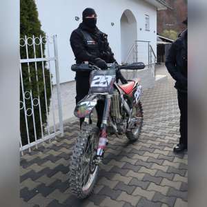 Percheziții domiciliare la Poienile de sub Munte în urma cărora doi frați au fost reținuți pentru trafic de migranţi