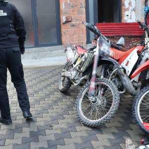 Percheziții domiciliare la Poienile de sub Munte în urma cărora doi frați au fost reținuți pentru trafic de migranţi