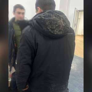 UPDATE: Percheziții domiciliare la Poienile de sub Munte în urma cărora doi frați au fost reținuți pentru trafic de migranţi