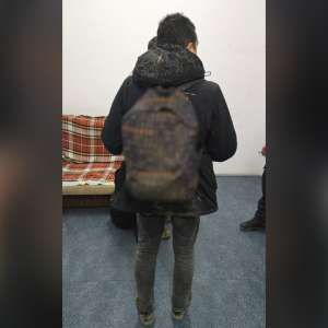 UPDATE: Percheziții domiciliare la Poienile de sub Munte în urma cărora doi frați au fost reținuți pentru trafic de migranţi