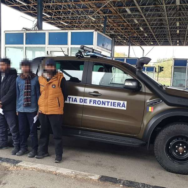 Cinci cetățeni străini depistați fără documente, în apropierea frontierei cu Ungaria