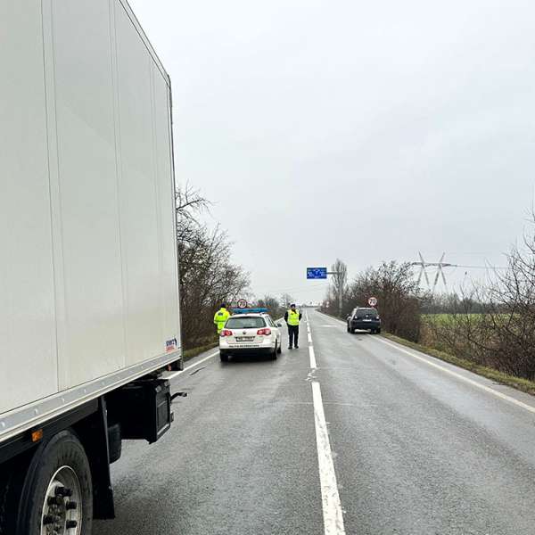 Automarfar cu încălțăminte uzată, oprit la frontieră