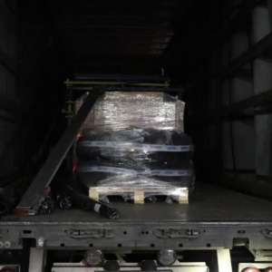 Îmbrăcăminte și parfumuri contrafăcute de peste 2,3 milioane lei, confiscate de polițiștii de frontieră doljeni