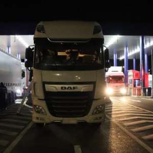 Îmbrăcăminte și parfumuri contrafăcute de peste 2,3 milioane lei, confiscate de polițiștii de frontieră doljeni