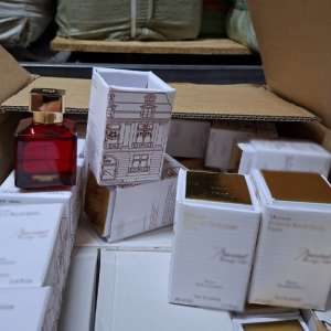 Îmbrăcăminte și parfumuri contrafăcute de peste 2,3 milioane lei, confiscate de polițiștii de frontieră doljeni