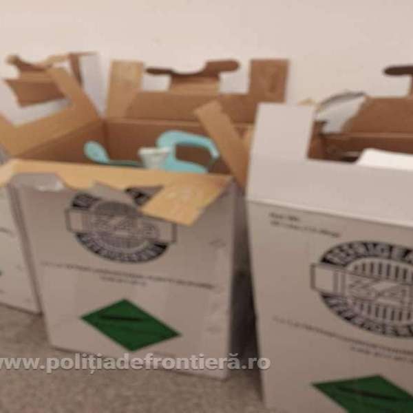 Freon, transportat într-un microbuz, oprit la Albița