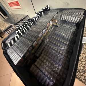 Peste 115.000 de țigarete și 4 kg de tutun pentru narghilea ascunse în bagaje, descoperite pe Aeroportul Otopeni