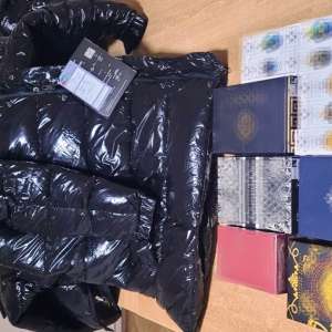 Produse contrafăcute descoperite în trafic de către polițiștii de frontieră