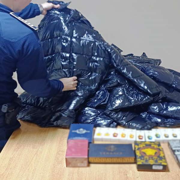 Produse contrafăcute descoperite în trafic de către polițiștii de frontieră