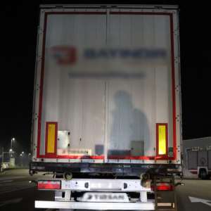 Treisprezece cetățeni străini din Maroc și Turcia depistaţi ascunşi întru-un autocamion cu piese metalice și paleţi cu răşină