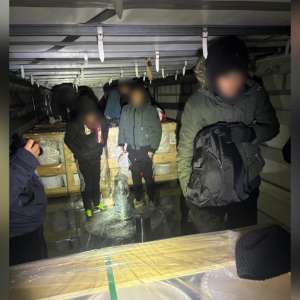 Treisprezece cetățeni străini din Maroc și Turcia depistaţi ascunşi întru-un autocamion cu piese metalice și paleţi cu răşină