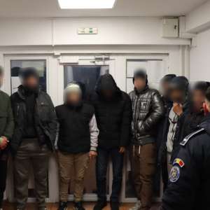 Treisprezece cetățeni străini din Maroc și Turcia depistaţi ascunşi întru-un autocamion cu piese metalice și paleţi cu răşină
