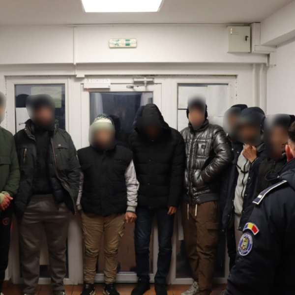 Treisprezece cetățeni străini din Maroc și Turcia depistaţi ascunşi într-un autocamion cu piese metalice și paleţi cu răşină