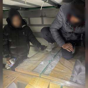 Treisprezece cetățeni străini din Maroc și Turcia depistaţi ascunşi întru-un autocamion cu piese metalice și paleţi cu răşină